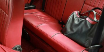 Intérieur de l’Austin Mini restauré par la sellerie Pardini à Paris à partir d’un cuir Borneo réalisé sur-mesure par Sovos.