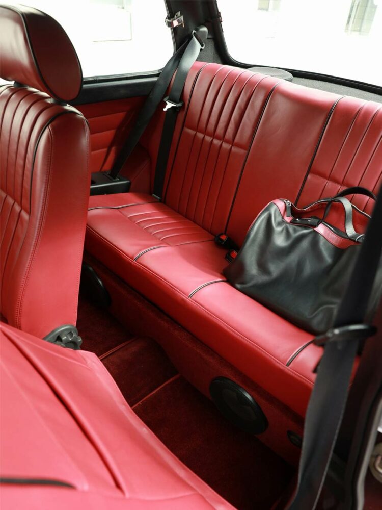 Intérieur de l’Austin Mini restauré par la sellerie Pardini à Paris à partir d’un cuir Borneo réalisé sur-mesure par Sovos.