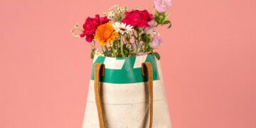 Chaque bâche recyclée, portant les marques de son origine et de l’usage, véhicule une histoire d’entreprise plus personnelle.