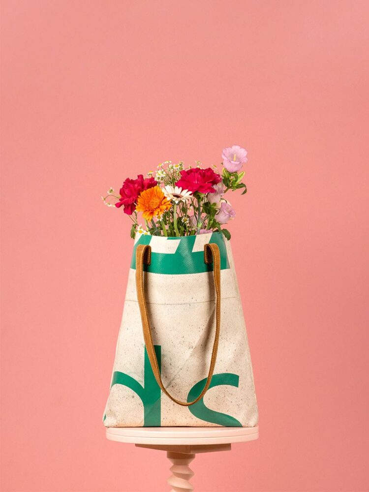 Chaque bâche recyclée, portant les marques de son origine et de l’usage, véhicule une histoire d’entreprise plus personnelle.