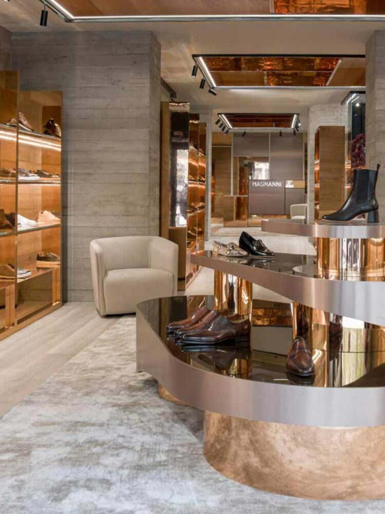 La nouvelle boutique parisienne au 2, rue de Sèze marie bois, béton brut, cuivre et cuir.