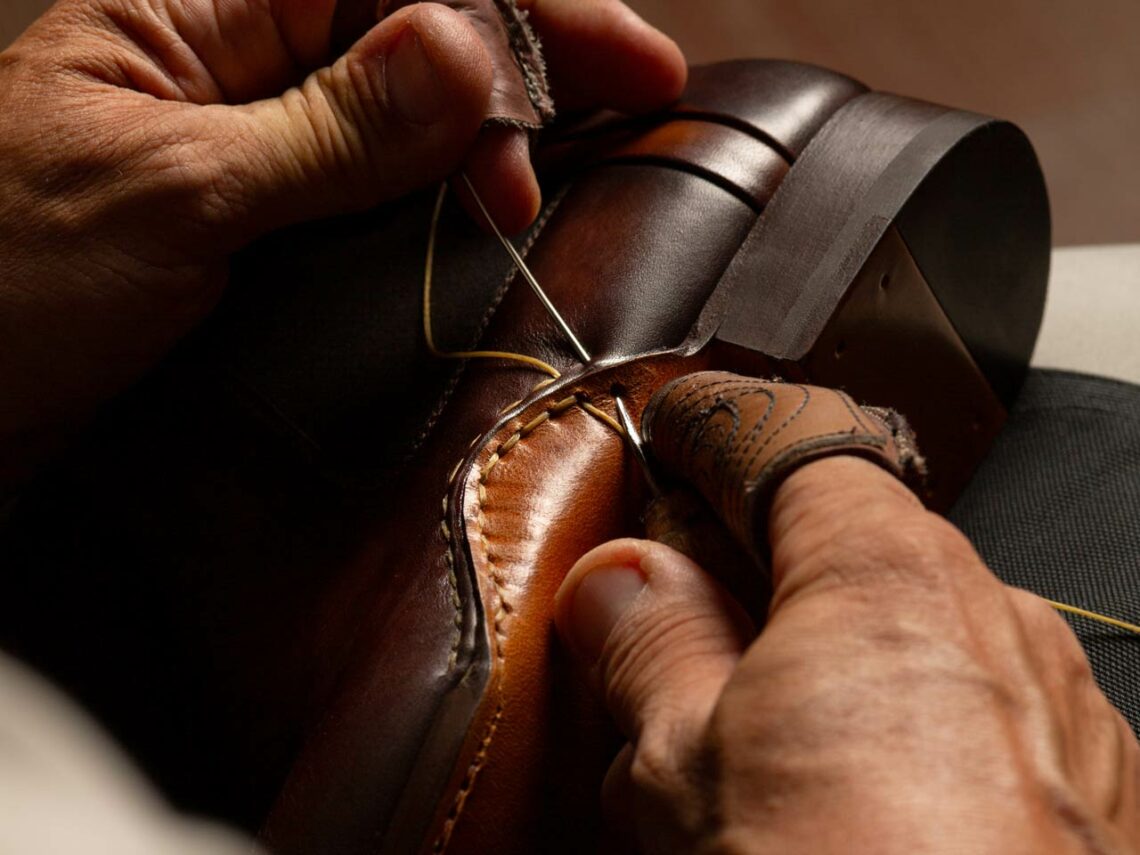 Signature de la marque, l’artesano stitch relie la tige avec les semelles intérieure et extérieure par un détail graphique cousu à la main.