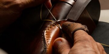 Signature de la marque, l’artesano stitch relie la tige avec les semelles intérieure et extérieure par un détail graphique cousu à la main.
