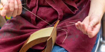 La couture sellier est la plus traditionnelle de la sellerie maroquinerie. Réalisée à la main, elle garantit solidité et longévité.