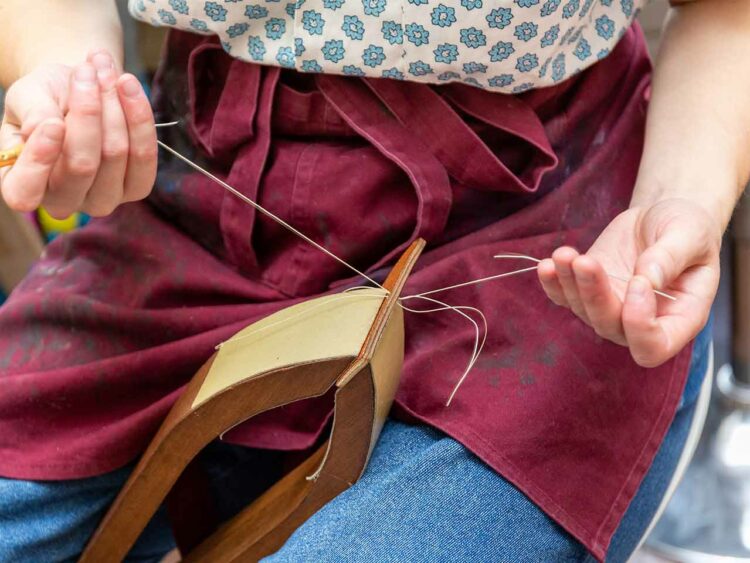 La couture sellier est la plus traditionnelle de la sellerie maroquinerie. Réalisée à la main, elle garantit solidité et longévité.