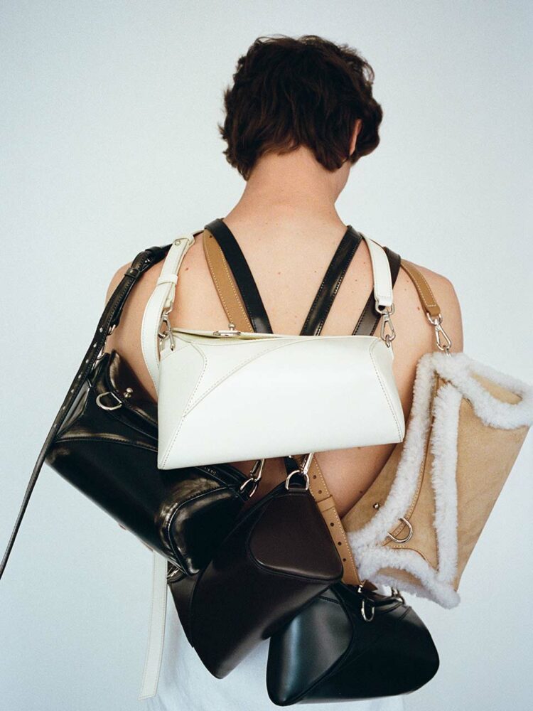 Les accessoires 13 09 SR sont multiporters, mixtes, urbains. Tel le sac Cuddle, disponible dans plusieurs versions de cuirs.