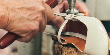 Jonak encourage la réparation, avec un service dédié à Paris et un réseau de cordonniers partenaires.