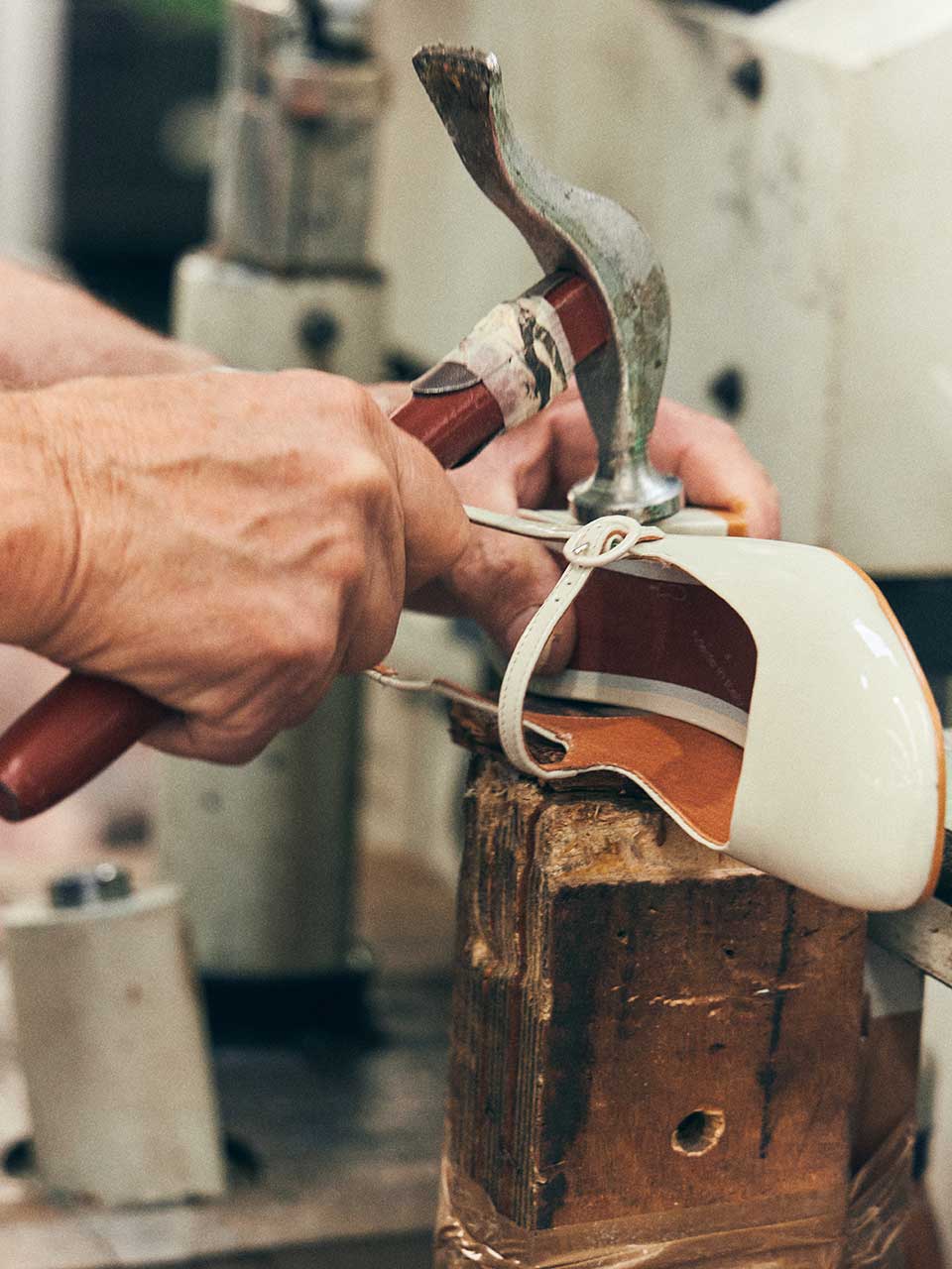 Jonak encourage la réparation, avec un service dédié à Paris et un réseau de cordonniers partenaires.