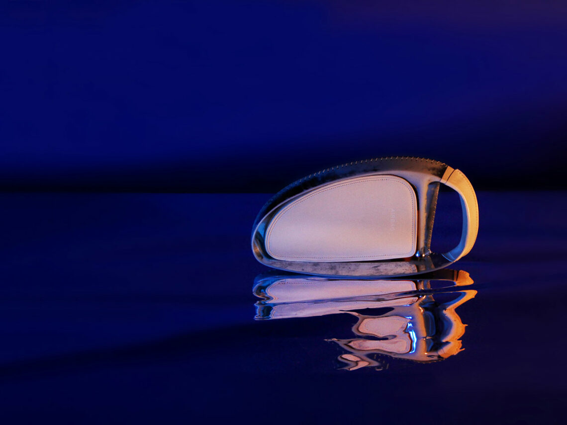 Nouktah transforme des pièces détachées automobiles en accessoires durables. Telle une pochette sophistiquée issue d’un phare Toyota.