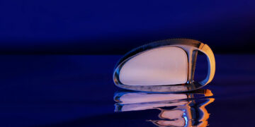 Nouktah transforme des pièces détachées automobiles en accessoires durables. Telle une pochette sophistiquée issue d’un phare Toyota.