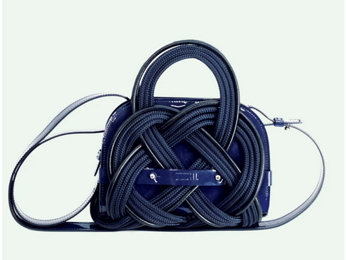 La base en cuir et son décor en nœuds dits “baderne” du modèle “Knaughty” sont assemblés à Paris par Arnaud Bombelli.