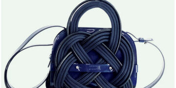 La base en cuir et son décor en nœuds dits “baderne” du modèle “Knaughty” sont assemblés à Paris par Arnaud Bombelli.