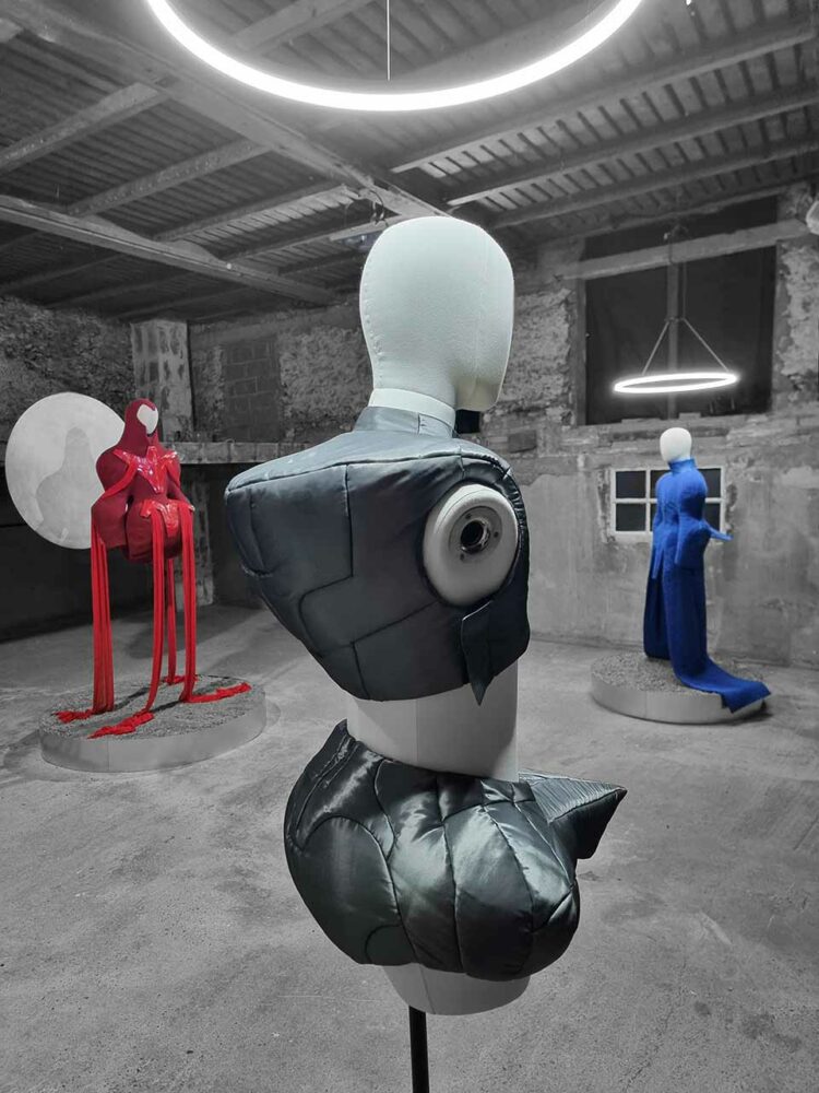 Le parcours d’exposition « Echoes of Synthesis » d’Adrien Abba invite à un cheminement spirituel en trois actes, à partir de la genèse, à la Maison des Métiers du Cuir à Graulhet.