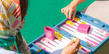 Hector Saxe x Richard Orlinski : une alliance créative aux accents pop en cuir imprimé alligator ou buffle.