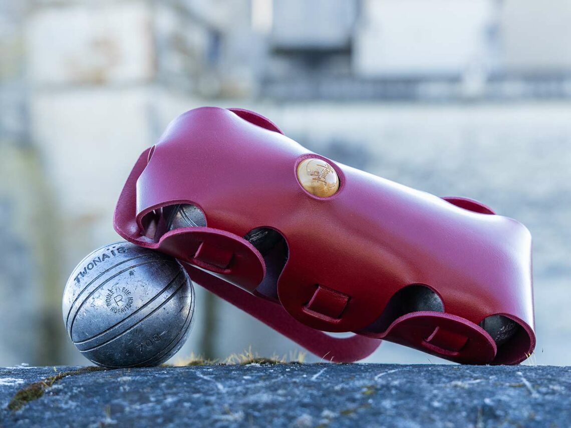 La Triplette, étui porte-boules de pétanque réalisé en une seule pièce de cuir sans couture, colle ou rivet. Complété d’un cochonnet et d’un porte-clés issus des chutes de découpe. 47€ prix boutique conseillé.