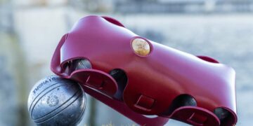 La Triplette, étui porte-boules de pétanque réalisé en une seule pièce de cuir sans couture, colle ou rivet. Complété d’un cochonnet et d’un porte-clés issus des chutes de découpe. 47€ prix boutique conseillé.