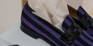 Mocassins réalisés dans un pantalon en toile de coton élasthanne à rayures noires et violettes de Claude Arnaud.