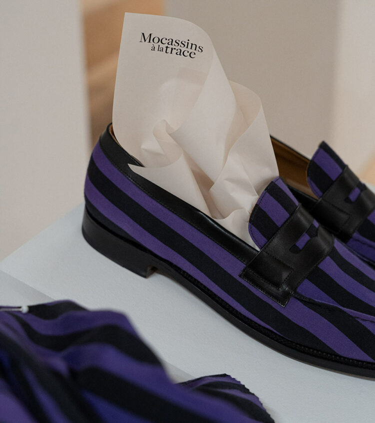 Mocassins réalisés dans un pantalon en toile de coton élasthanne à rayures noires et violettes de Claude Arnaud.