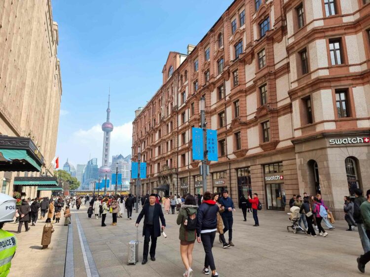 Nanjing Road, Shanghai - Photo © Milamber/Pixabay.