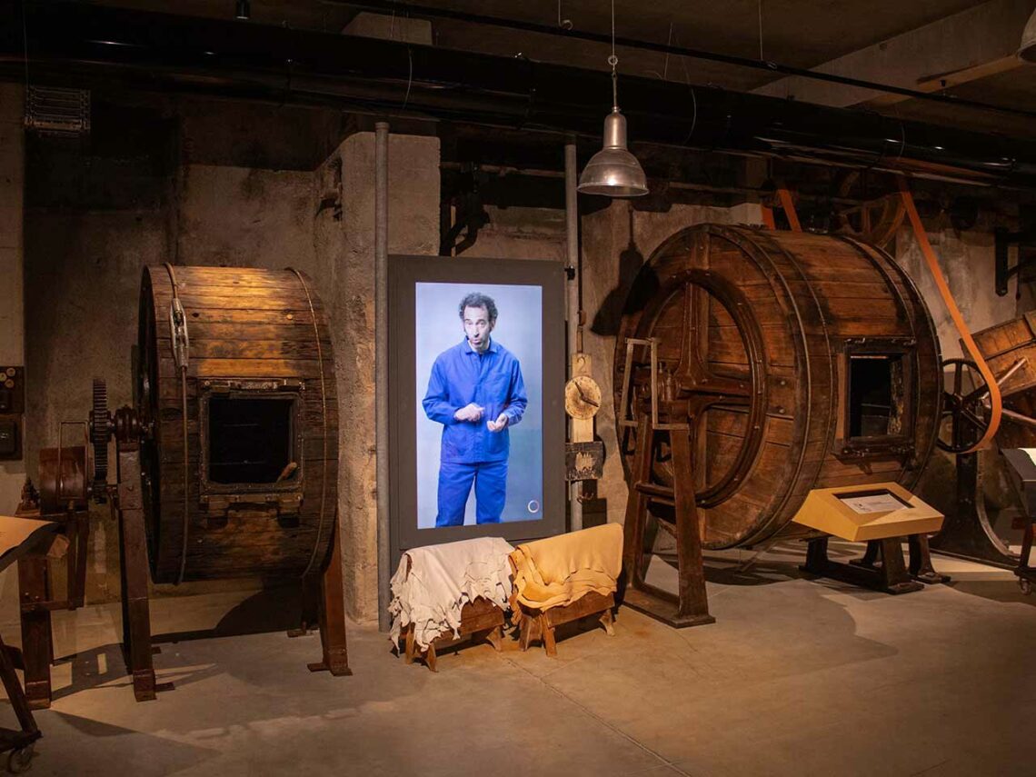 La Cité du cuir a une visée pédagogique. Le parcours muséal présente notamment le procédé complexe de fabrication du cuir. Emblématique du travail des tanneurs et des mégissiers, le foulon est également utilisé par les teinturiers.