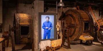 La Cité du cuir a une visée pédagogique. Le parcours muséal présente notamment le procédé complexe de fabrication du cuir. Emblématique du travail des tanneurs et des mégissiers, le foulon est également utilisé par les teinturiers.