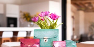 Le cuir pailleté coloré, signature des modèles de La cartablière.