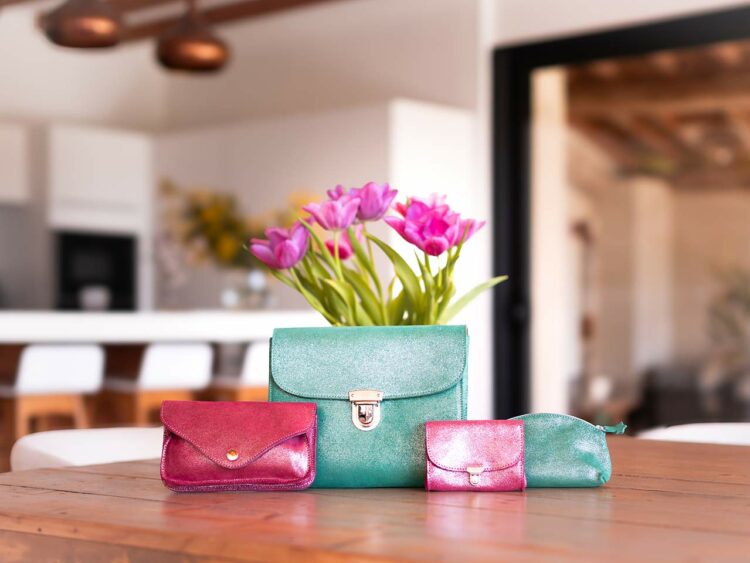 Le cuir pailleté coloré, signature des modèles de La cartablière.