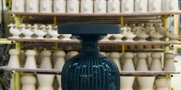 Pour « Les Corsets », Hélène Nepomiatzi a choisi un vase de 1875 dans les archives de la Faïencerie de Gien. Elle l’a transformé en meuble d’appoint et habillé de cuir.