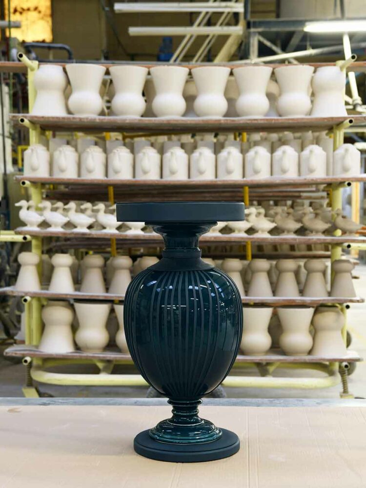 Pour « Les Corsets », Hélène Nepomiatzi a choisi un vase de 1875 dans les archives de la Faïencerie de Gien. Elle l’a transformé en meuble d’appoint et habillé de cuir.
