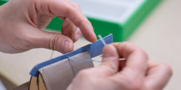 La diversité des métiers et des articles fabriqués caractérise la maroquinerie française.