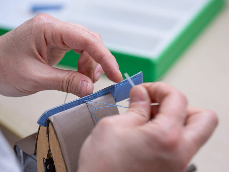La diversité des métiers et des articles fabriqués caractérise la maroquinerie française.