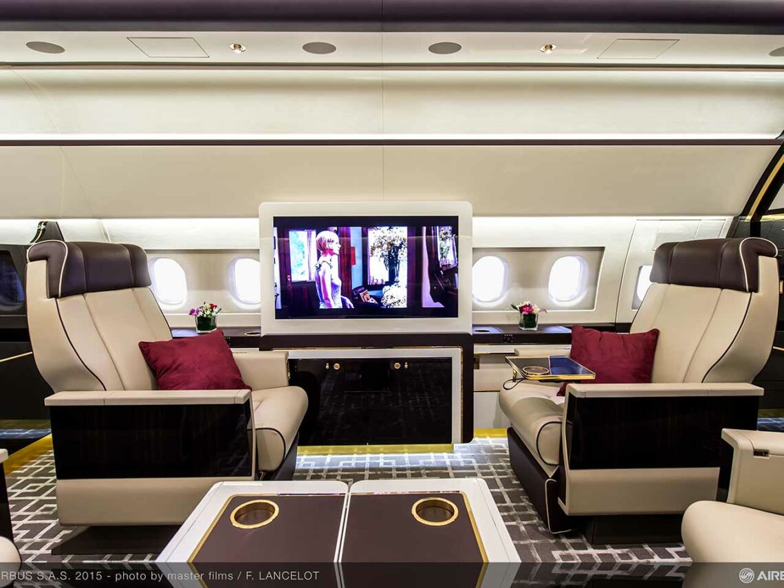 Les aménagements intérieurs développés par ACJ pour l’aviation d’affaires conjuguent design contemporain, matériaux haut de gamme et technologies de pointe.