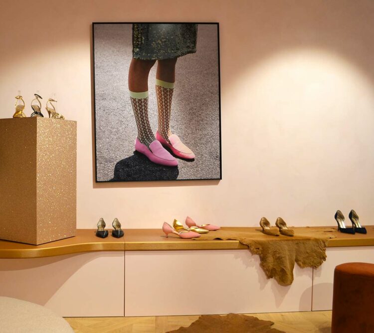 À peine lancée, la marque française de chaussures a ouvert sa première boutique parisienne, un écrin raffiné situé Rive Gauche.