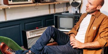 Derby montant Indy en cuir de vachette pleine fleur montage Kneipp, cousu « Petit Point », première de propreté tannage végétal, 335€ prix boutique conseillé.