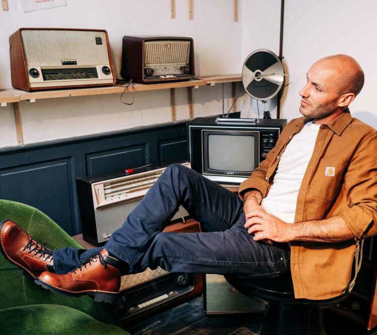 Derby montant Indy en cuir de vachette pleine fleur montage Kneipp, cousu « Petit Point », première de propreté tannage végétal, 335€ prix boutique conseillé.