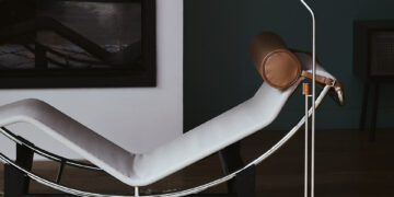 Chez H.isle, Yves Lecointre insuffle une sensibilité formelle à sa série Pico en cuir à tannage végétal coloris whisky.