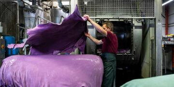 Le secteur de la tannerie mégisserie offre une variété de métiers historiquement implantés dans les territoires - Photo © Ici Au Loin – Jules Hidrot pour AFCuir.