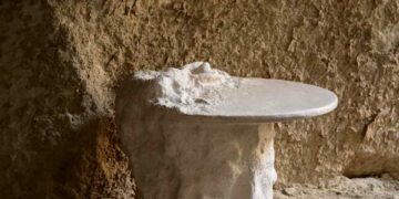 Tufo en Leatherstone marouflé : lauréat Dialogues du Prix Liliane Bettencourt pour l'Intelligence de la Main® et pièce manifeste de hors-studio - Photo © Julie Limont pour la Fondation Bettencourt Schueller.