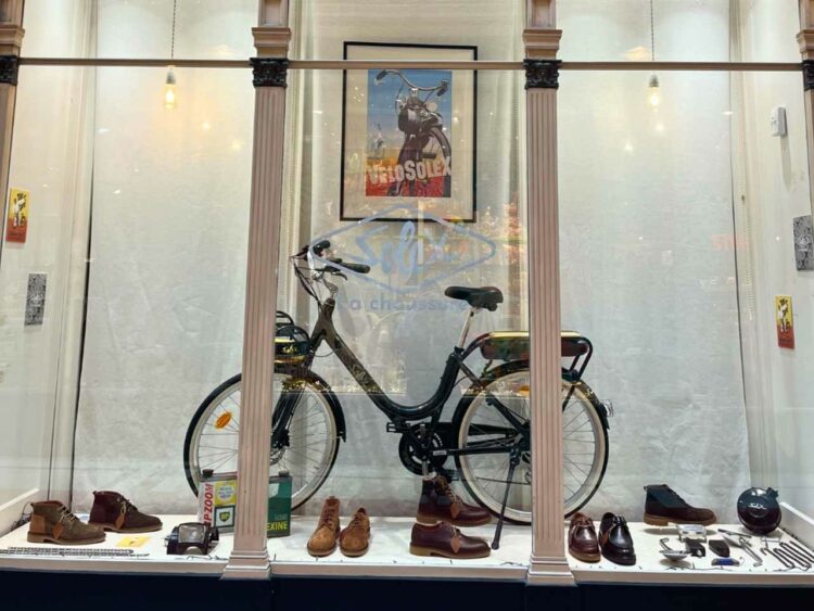 Vitrine à Nantes associant un Solex nouvelle génération avec les chaussures en cuir de la licence.