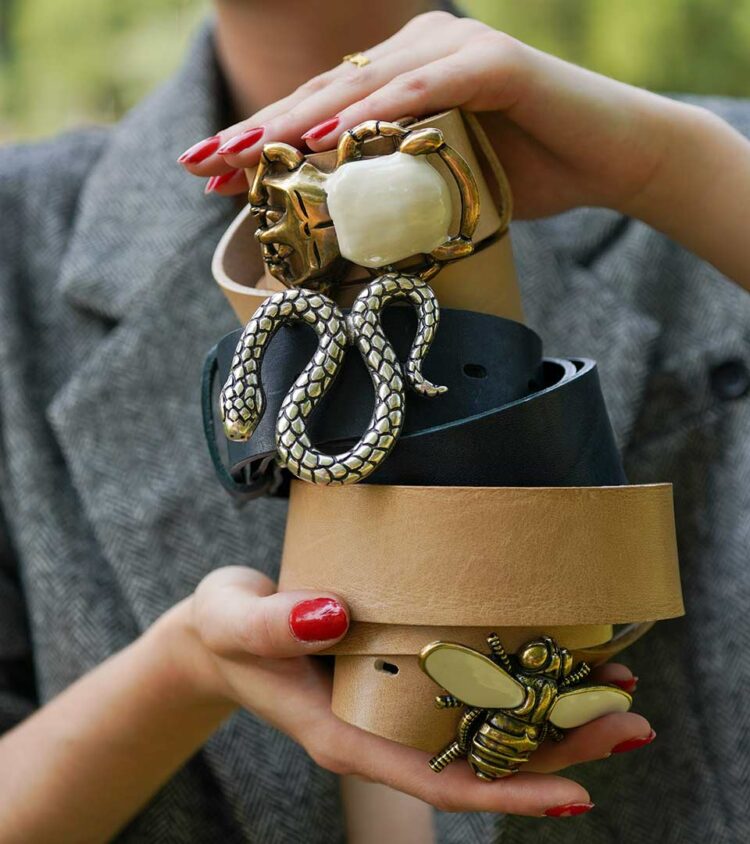 Les ceintures Yolète se distinguent par la possibilité de personnaliser leurs tiges en cuir avec un large choix de boucles bijoux - Photo © C. Laflechelle.