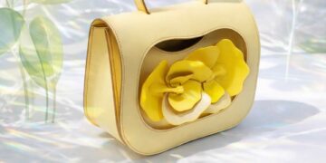 Le sac Fleur Unissons a été imaginé et réalisé en France pour le Trend Showcase de la saison printemps-été 2026 de Première Vision. Le jaune mousse fait référence à la teinte phare de la saison.