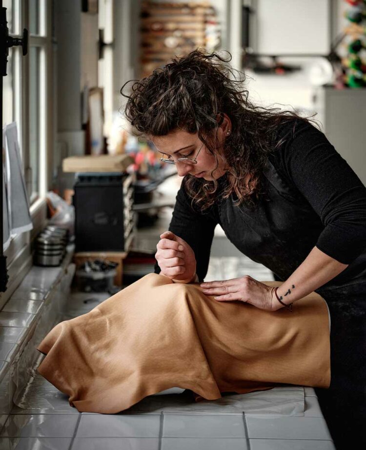 L’atelier Sofia Shazak au JAD à Sèvres propose divers savoir-faire spécifiques, dont le moulage du cuir - Photo © Julie Limont.