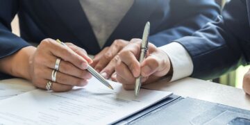 Comment anticiper et préparer la transmission de votre entreprise ? - Photo © Adobe Stock