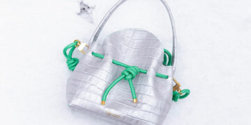 Le Bucket est le sac seau d’Atelier Penso. Il est entièrement personnalisable en cuir issu de stocks dormants, avec couture sellier et corde nouée à la main.