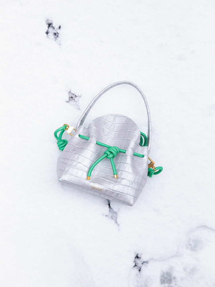 Le Bucket est le sac seau d’Atelier Penso. Il est entièrement personnalisable en cuir issu de stocks dormants, avec couture sellier et corde nouée à la main.