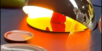 Décliné en 2024 à New York, Shanghai puis Paris, l’installation « Mystery at the Grooms » d’Hermès jouait la carte d’une expérience ludique, immersive et interactive ouverte au public, sans objectif de vente.