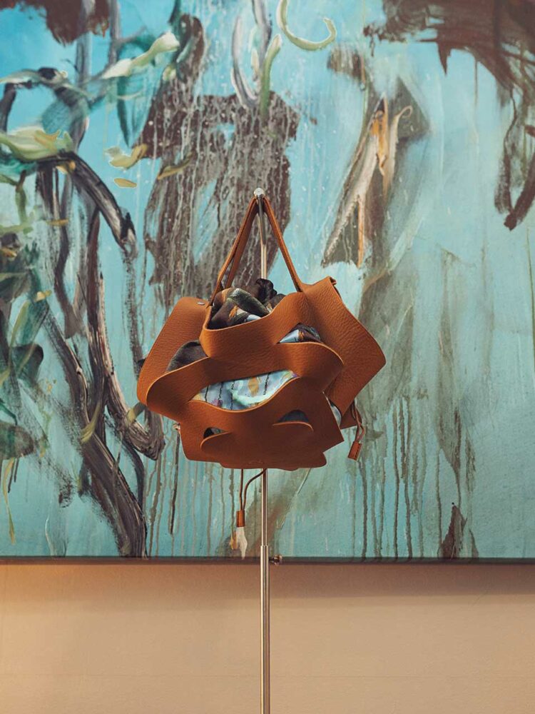 Nô, mini sac évolutif, né de la collaboration entre la maison Césaire et le peintre Alain Joséphine. En cuir de taurillon grainé et soie imprimée, doublée d’agneau. 800€ prix boutique conseillé.