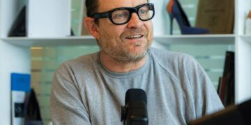 Passionné de mode, de culture et de sociologie, Pascal Monfort explore les liens entre mode, société et créativité au service des marques.
