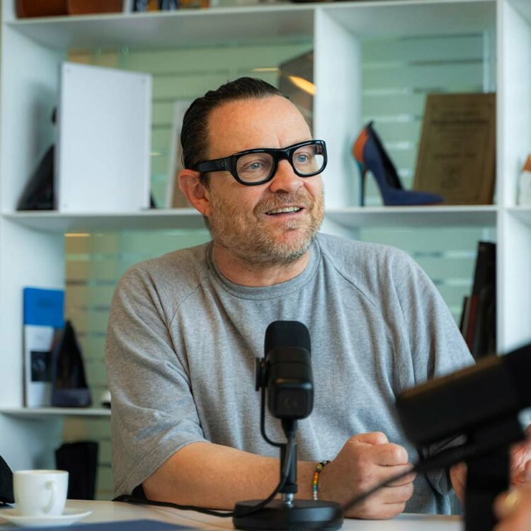 Passionné de mode, de culture et de sociologie, Pascal Monfort explore les liens entre mode, société et créativité au service des marques.