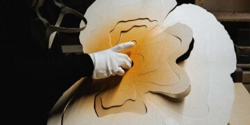 Luminaire en cuir façon pétale de fleur imaginé par l’architecte américain Ingrao.